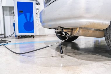 Emisyon kontrolü. Araç kontrol istasyonundaki eski bir arabanın egzozunda gaz sensörü var.