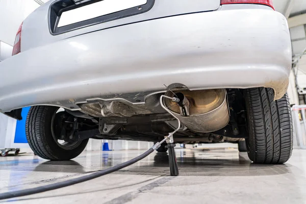 Emisyon kontrolü. Araç kontrol istasyonundaki eski bir arabanın egzozunda gaz sensörü var.