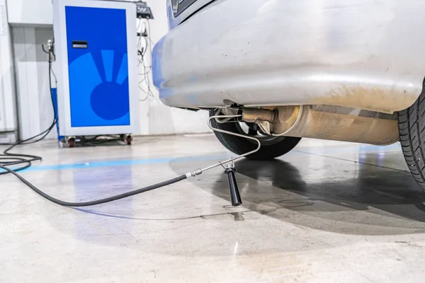 Emisyon kontrolü. Araç kontrol istasyonundaki eski bir arabanın egzozunda gaz sensörü var.