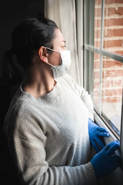 Άρρωστη Γυναίκα Μάσκα Και Ιατρικά Γάντια Που Κοιτάει Από Παράθυρο — Φωτογραφία Αρχείου