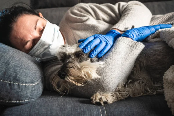 Άρρωστη Γυναίκα Μάσκα Και Ιατρικά Γάντια Αγκαλιάζει Ένα Σκύλο Ξαπλωμένο — Φωτογραφία Αρχείου
