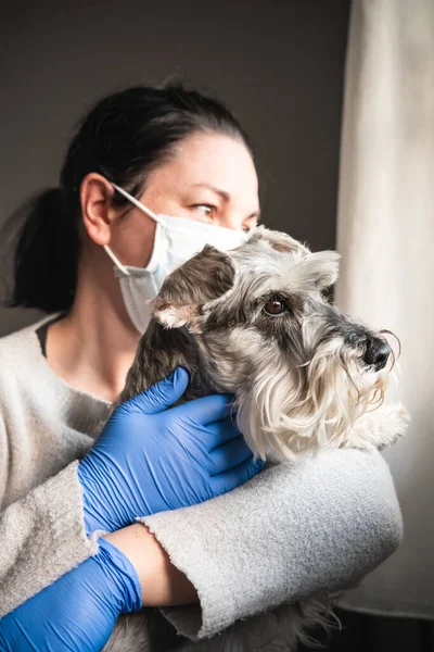 Άρρωστη Γυναίκα Μάσκα Και Ιατρικά Γάντια Αγκαλιάζει Ένα Σκύλο Ενώ — Φωτογραφία Αρχείου