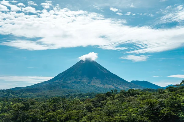 Arenal volkanı Kosta Rika 'da görüldü.