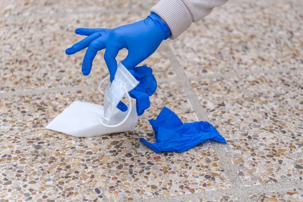 Mano Recogiendo Guantes Médicos Máscara Quirúrgica Acostado Suelo — Foto de Stock