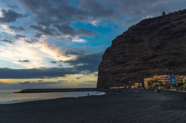 Purto de Tazacorte plajı ve şehir gün batımında La Palma, Kanarya Adaları