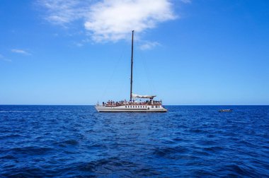 Gran Canaria 'da Puerto Mogan yakınlarındaki sahilde eğlence teknesi.