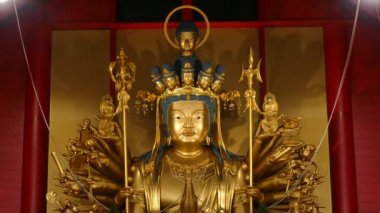 Japonya 'da Tera denilen tapınak ve tapınak manzarasında altın bir Buda heykeli var.