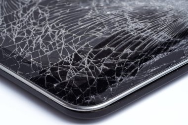 Yakın plan akıllı telefon beyaz arkaplanda izole edilmiş. Dokunmatik ekranın camı kırılmış..