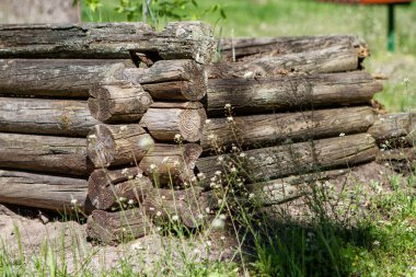 Eski harabe ahşap evin duvarının bir parçası..