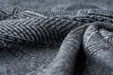 Yünlü örgü kumaşın kapalı gri dokusu. Gri buruşuk kumaş deseni. Yüksek kaliteli odaklı makro fotoğrafçılık. 