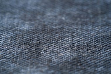 Yünlü örgü kumaşın kapalı gri dokusu. Gri buruşuk kumaş deseni. Yüksek kaliteli odaklı makro fotoğrafçılık.