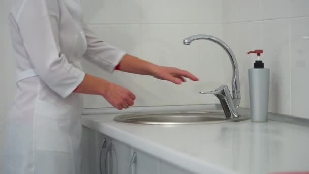 Travailleur Médical Dans Hôpital Lave Les Mains Avec Savon Liquide — Video