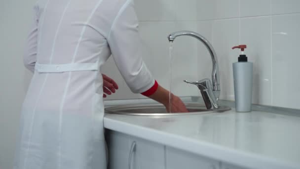 Ein Medizinisches Personal Krankenhaus Wischt Die Spüle Und Den Wasserhahn — Stockvideo
