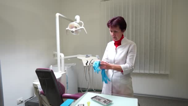 Lékař Nasadí Masku Rukavice Vezme Zubní Nástroje — Stock video