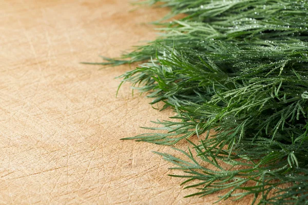 Ein Bund Frischer Dill Mit Kleinen Wassertropfen Auf Einem Holzschneidebrett — Stockfoto