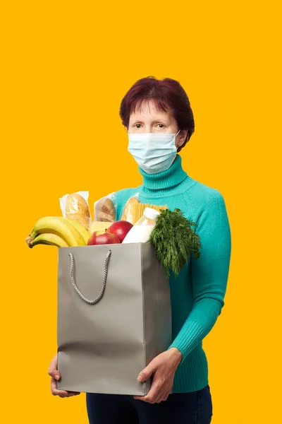 Femme Dans Masque Médical Tient Sac Provisions Papier Avec Nourriture — Photo