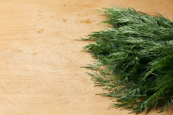 Ein Bund Frischer Dill Mit Kleinen Wassertropfen Auf Einem Holzschneidebrett — Stockfoto