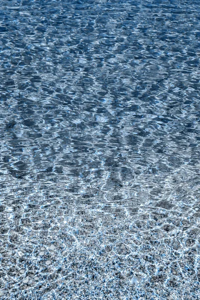 Abstracte rustige zee of oceaan water oppervlak achtergrond. Kleurtrend 2020 — Stockfoto