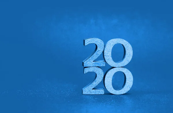 Tendencia de color azul 2020. Número 2020 contra fondo brillante brillante — Foto de Stock