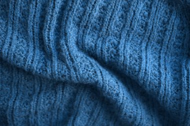 Buruşuk mavi kumaş dokusu yakın. 2020 klasik mavi rengin moda tonu