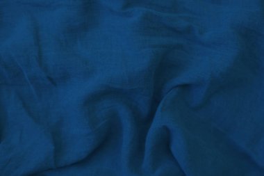 Buruşuk mavi kumaş dokusu yakın. 2020 klasik mavi rengin moda tonu