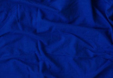 Buruşuk mavi kumaş dokusu yakın. 2020 klasik mavi rengin moda tonu