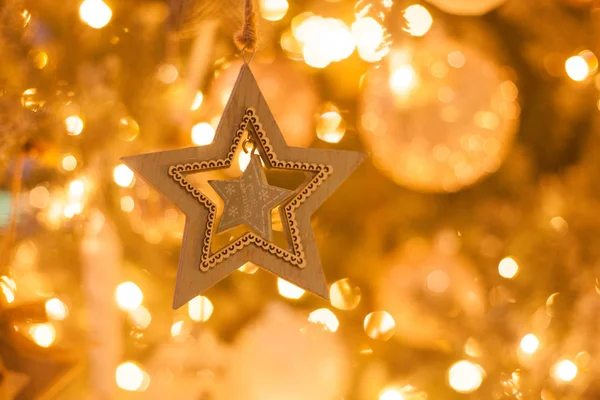 Boże Narodzenie drzewo dekoracji zbliżenie, złoty musujące bokeh tło — Zdjęcie stockowe