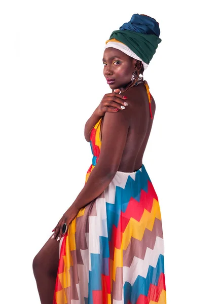 Студийный модный портрет молодой африканки в летнем платье и этнической головной убор. Изолированный белый фон . — стоковое фото