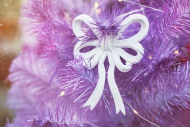 Noel ağacının ışıklarını ve süslemelerini kapat, kış şenliği arka planında