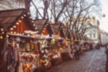Avrupa Noel pazarının odaklanmış arka planı. Bulanık