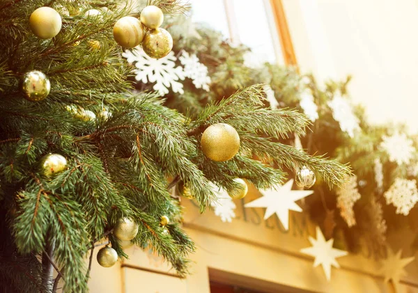 Zbliżenie choinki ze światłami i dekoracjami, zimowe tło świąteczne — Zdjęcie stockowe