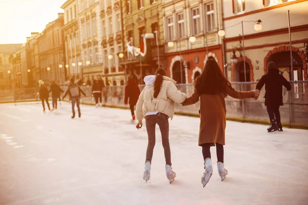Az emberek a szabadban korcsolyáznak karácsonykor az európai városban, jégpálya — Stock Fotó