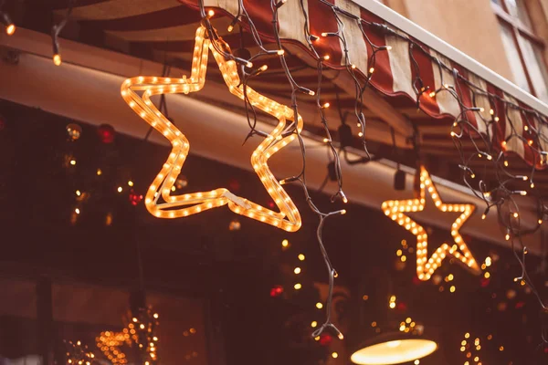 Christmas Lights decorated the building facade, festive bokeh background — Stock Photo, Image