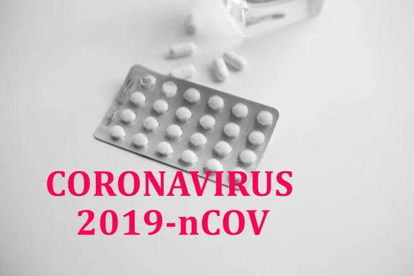 Frase testuale Coronavirus su sfondo bianco e nero con medicinali — Foto Stock