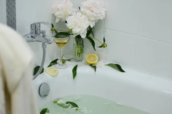 Baño Romántico Peonías Blancas Rosadas Medio Limón Martini Vidrio Spa —  Fotos de Stock