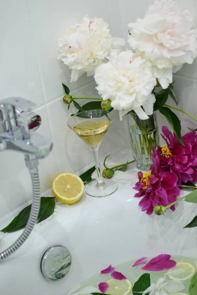 Bain Romantique Pivoines Blanches Roses Moitié Citron Verre Martini Feuilles — Photo