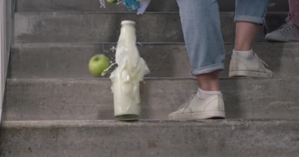 Merdivenlerde Bir Torba Yiyecek Yırtılmış Bir Şişe Süt Kırılmış Elmalar — Stok video