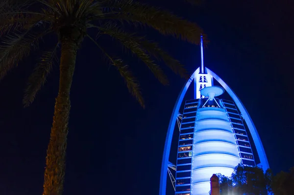 DUBAI, EMIRATOS ÁRABES UNIDOS, EAU - 19 DE ENERO DE 2018. Dubai. Burj Al Arab por la noche, Luxury 7 Estrellas Hotel Beautiful Building . —  Fotos de Stock