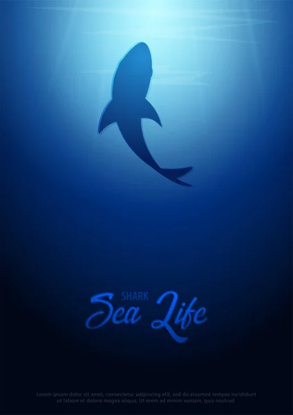 Fondo subacqueo con raggi di sole e silhouette di Squalo. Poster di Deep Ocean. Illustrazione vettoriale a colori . — Vettoriale Stock