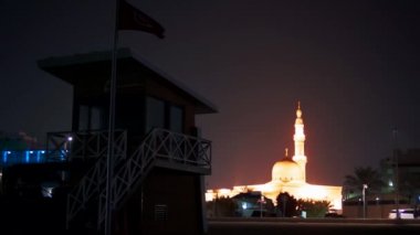 Dubai, Birleşik Arap Emirlikleri, Birleşik Arap Emirlikleri - 19 Ocak 2018. Cankurtaran Kulesi yakınındaki Burj al Arab ile.