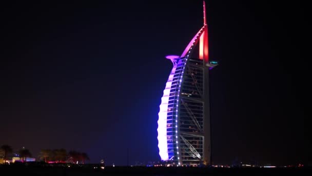DUBAI, UNITED ARAB EMIRATES, UAE 19 มกราคม 2018 ดูไบ Burj Al Arab ในเวลากลางคืนโรงแรมหรู 7 ดาวตึกสวยงาม . — วีดีโอสต็อก