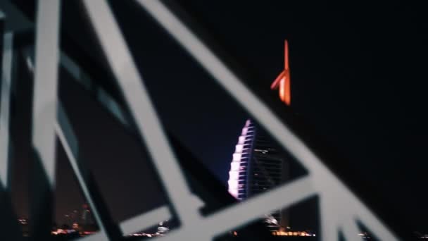 Dubai, Verenigde Arabische Emiraten, Verenigde Arabische Emiraten - 19 januari 2018. Dubai. Burj Al Arab op de nacht, luxe 7 sterren Hotel prachtig gebouw. — Stockvideo