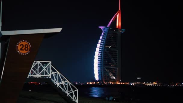 DUBAI, UNITED ARAB EMIRATES, UAE - JANUARY 19, 2018. Lifeguard tower with Burj al Arab on background. — Stock Video