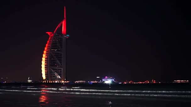 Dubaj, Spojené arabské emiráty, SAE - 19. ledna 2018. Dubaj. Burdž Al-Arab v noci, luxusní 7 Stars Hotel krásná budova. — Stock video