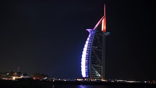 Dubai, Förenade Arabemiraten, Uae - 19 januari 2018. Dubai. Burj Al Arab på natten, lyx 7 stjärnor hotell vacker byggnad. — Stockvideo