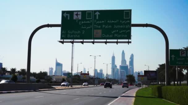 Cesta do Dubaj Marina poblíž s Palm Jumeira. — Stock video