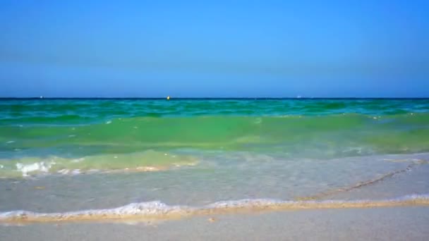 Měkká vlna moře na písečné pláži. — Stock video