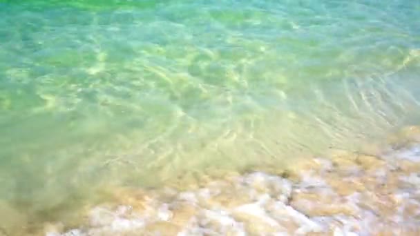 Ola suave del mar en la playa de arena. — Vídeos de Stock