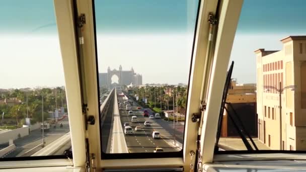 DUBAI, Emirados Árabes Unidos - 20 de janeiro de 2018. Atlantis Hotel e Palm Jumeirah Monorail. Metro ou metro em Dubai . — Vídeo de Stock