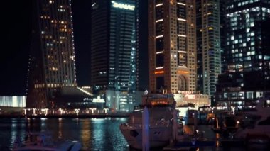 Gökdelenler ve yatlar Dubai, Suudi Arabistan, Dubai Yat Limanı.